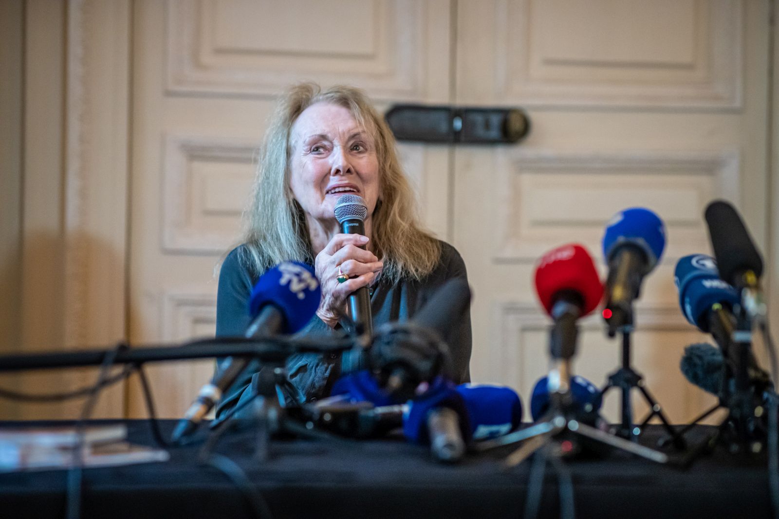 epa10227045 French writer Annie Ernaux adresses a press conference at the headquarters of her publishing house Gallimard in Paris, France, 06 October 2022, after being announced as winner of the Nobel Prize for Literature 2022 by the Swedish Academy in Stockholm, Sweden, earlier the same day.  EPA/CHRISTOPHE PETIT TESSON