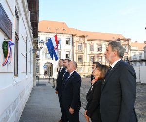 Zagreb, 07.10.2022. - U povodu 31. godišnjice raketiranja Banskih dvora potpredsjednik Vlade i ministar hrvatskih branitelja Tomo Medved položio je u petak lovorov vijenac kod spomen-ploče na zgradi Vlade poručivši kako nam je dužnost čuvati sjećanje na poginule hrvatske branitelje čiji su životi utkani u temelje Republike Hrvatske. Nazočili su i ministar obrane Mario Banožić, ministar pravosuđa i uprave Ivan Malenica, ministrica kulture i medija Nina Obuljen Koržinek, ministar znanosti i obrazovanja Radovan Fuchs, saborska zastupnica Zdravka Bušić te posebni savjetnik predsjednika Vlade Zvonko Kusić. foto HINA/ Vlada RH/ ml