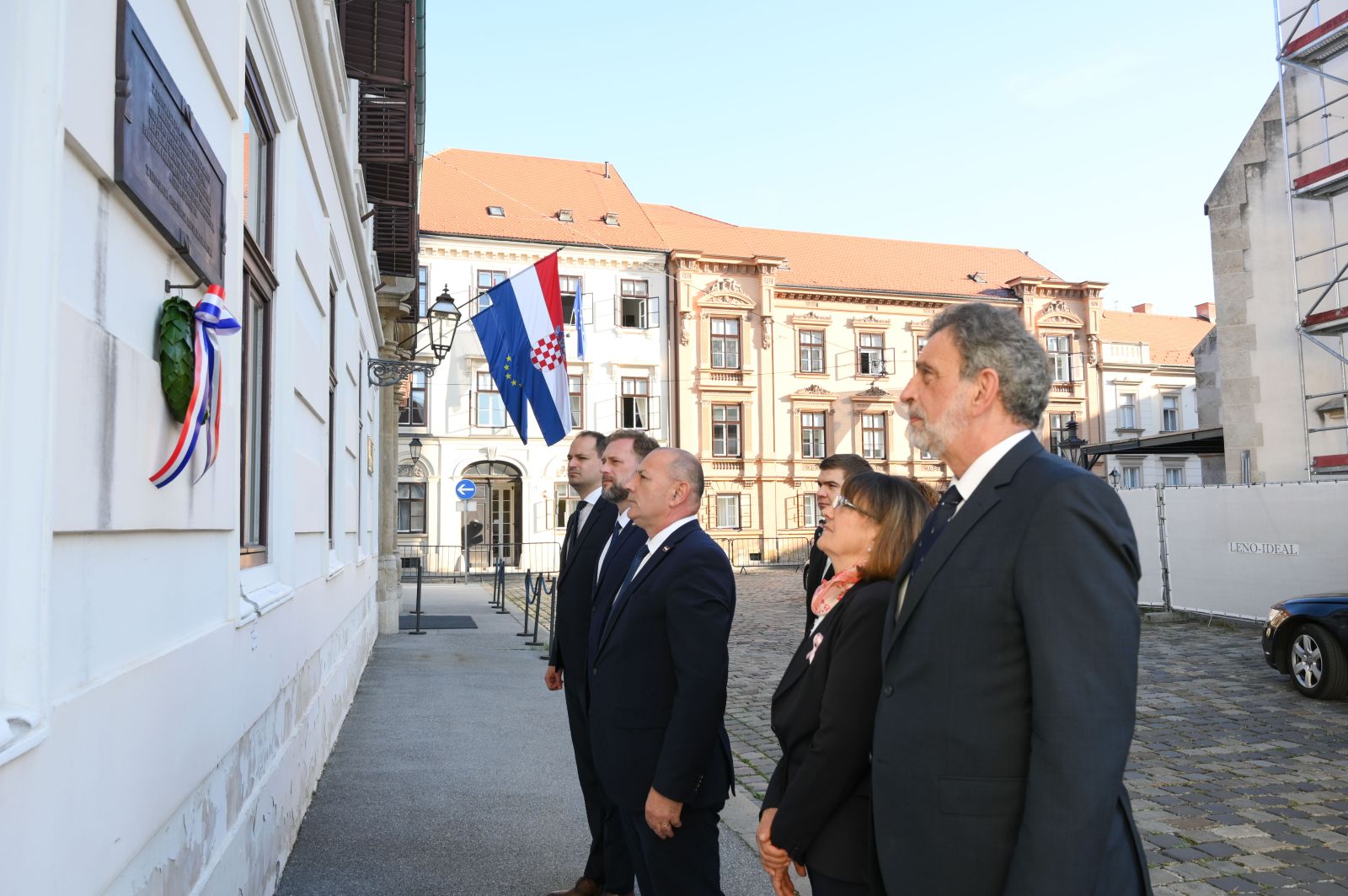 Zagreb, 07.10.2022. - U povodu 31. godišnjice raketiranja Banskih dvora potpredsjednik Vlade i ministar hrvatskih branitelja Tomo Medved položio je u petak lovorov vijenac kod spomen-ploče na zgradi Vlade poručivši kako nam je dužnost čuvati sjećanje na poginule hrvatske branitelje čiji su životi utkani u temelje Republike Hrvatske. Nazočili su i ministar obrane Mario Banožić, ministar pravosuđa i uprave Ivan Malenica, ministrica kulture i medija Nina Obuljen Koržinek, ministar znanosti i obrazovanja Radovan Fuchs, saborska zastupnica Zdravka Bušić te posebni savjetnik predsjednika Vlade Zvonko Kusić. foto HINA/ Vlada RH/ ml