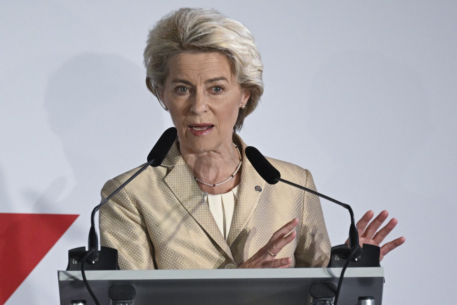 epa10229238 European Commission President Ursula von der Leyen speaks during final press conference of an informal EU summit in Prague, Czech Republic, 07 October 2022. EU leaders met in the Czech capital to discuss pressing issues such as Russia's invasion of Ukraine and the block's energy and economic situation.  EPA/MARTIN DIVISEK
