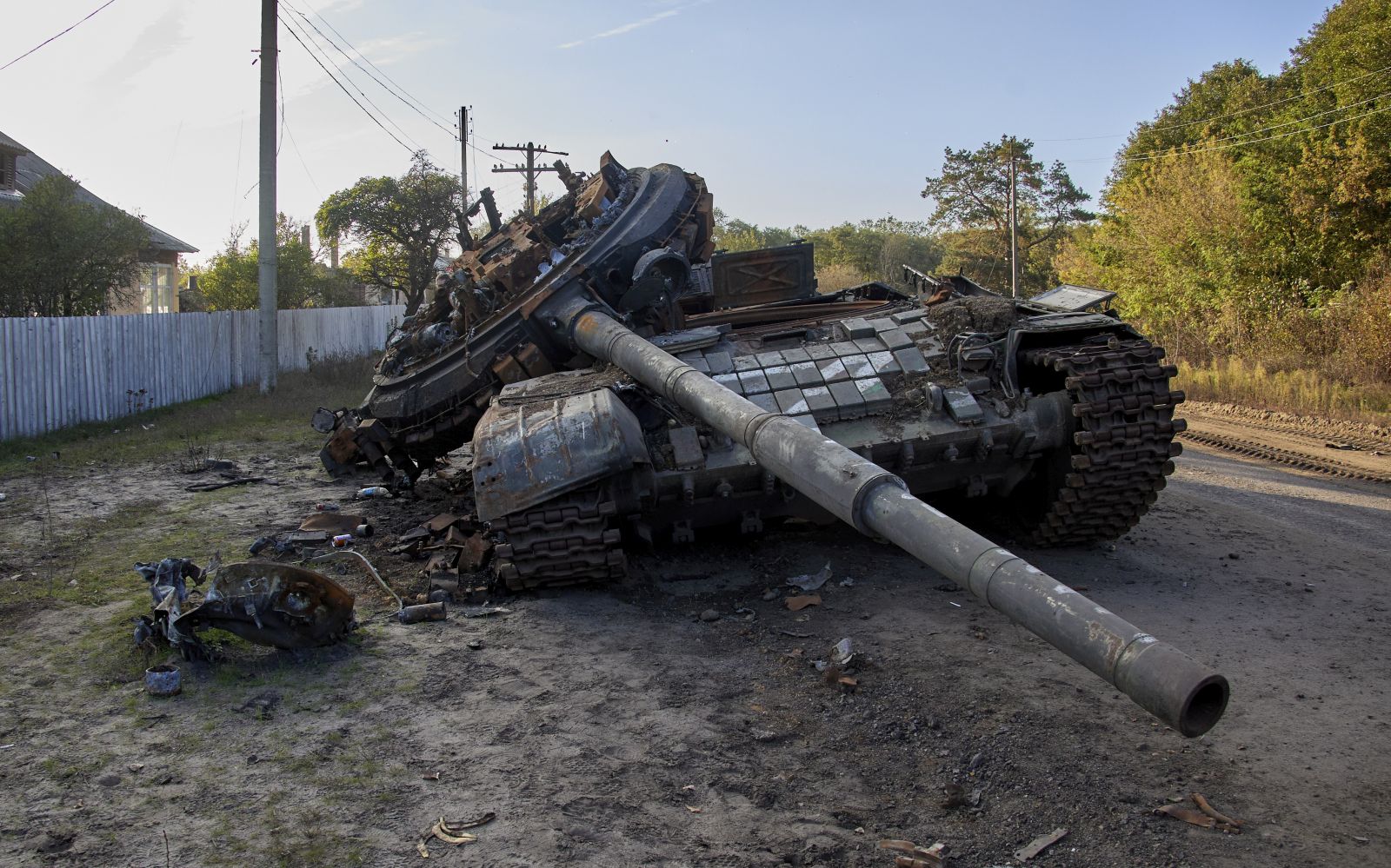 epa10229661 A destroyed tank not far from Izyum city of Kharkiv's area, Ukraine, 07 October 2022 amid Russia's military invasion. The Ukrainian army pushed Russian troops from occupied territory in the northeast of the country in a counterattack. Kharkiv and surrounding areas have been the target of heavy shelling since February 2022, when Russian troops entered Ukraine starting a conflict that has provoked destruction and a humanitarian crisis.  EPA/SERGEY KOZLOV