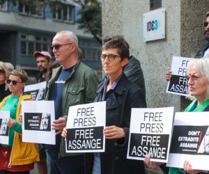 Zagreb, 08.10.2022 - Skup podrške akciji Međunarodne i Europske federacije novinara (IFJ/EFJ) kojom se želi spriječiti izručenje Juliana Assangea organiziraju Sindikat novinara Hrvatske i Hrvatsko novinarsko društvo. Na slici Maja Sever i Hrvoje Zovko drže plakate ispred ulaza u zgradu HND-a.
foto HINA/ Damir SENČAR/ ds