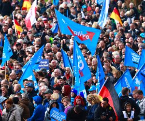 epa10230596 Protesters demonstrate in front of Reichstags building in Berlin, Germany, 08 October 2022. The right-wing populist Alternative for Germany (Alternative fuer Deutschland, AfD) party called for a demonstration against rising prices.  EPA/HANNIBAL HANSCHKE