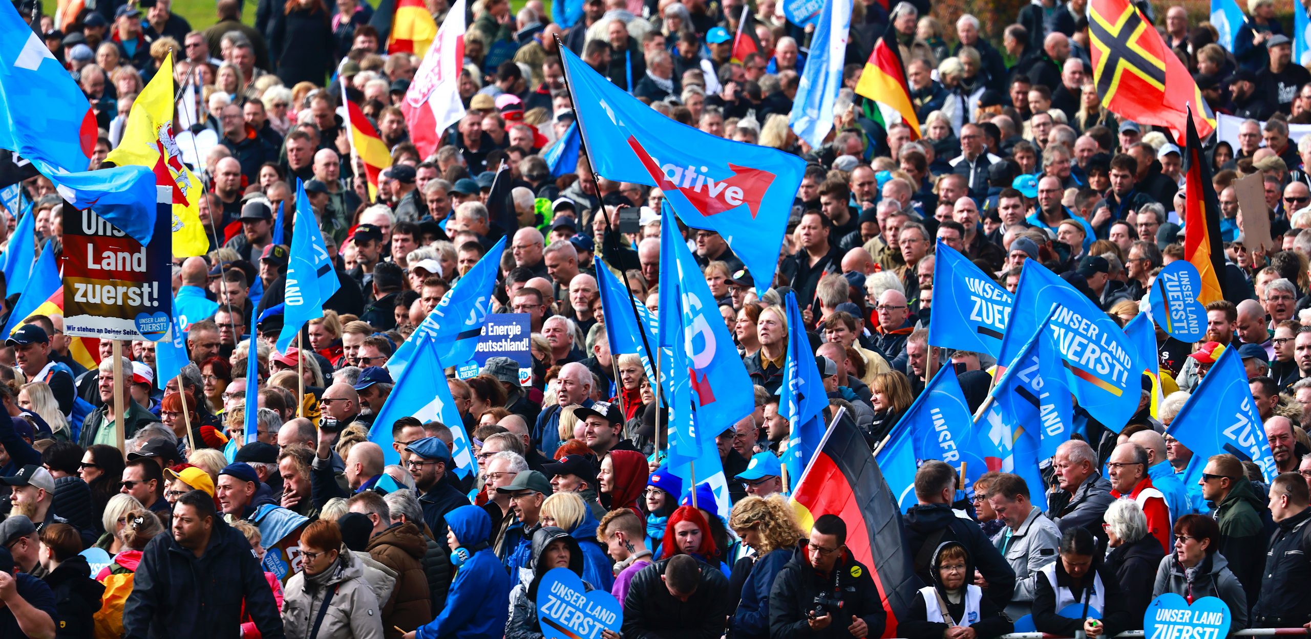 epa10230596 Protesters demonstrate in front of Reichstags building in Berlin, Germany, 08 October 2022. The right-wing populist Alternative for Germany (Alternative fuer Deutschland, AfD) party called for a demonstration against rising prices.  EPA/HANNIBAL HANSCHKE