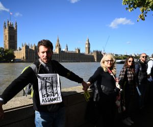 epa10230689 Supporters of Wikileaks founder Julian Assange form a human chain around the British parliament in London, Britain, 08 October 2022. The British government has announced it has agreed to extradite Assange to the United States.  EPA/ANDY RAIN