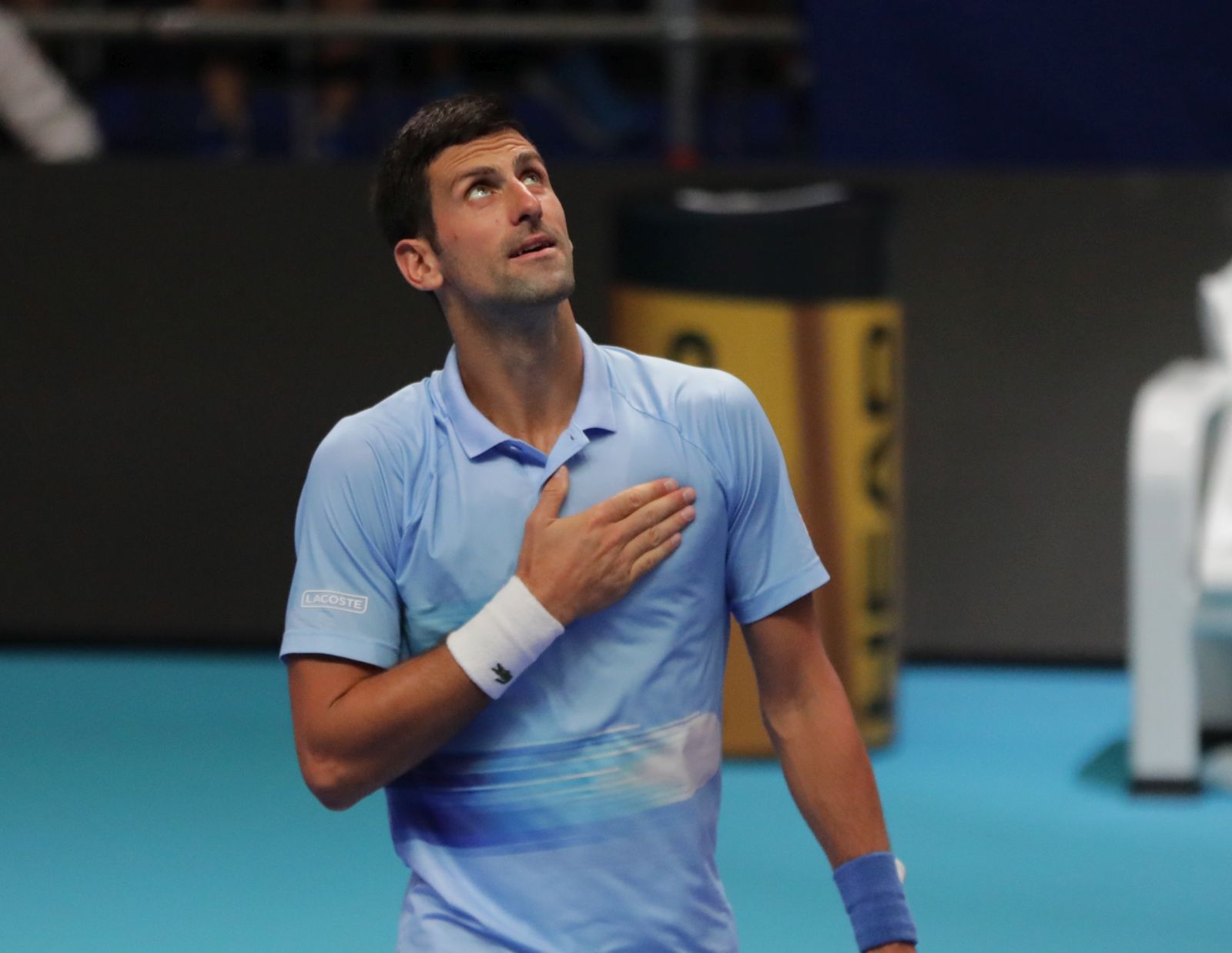 epa10220107 Serbia's Novak Djokovic celebrate winning against Marin Cilic of Croatia during the final match of the Tel Aviv Watergen open tournament in Tel Aviv, Israel, 02 October 2022.  EPA/ABIR SULTAN