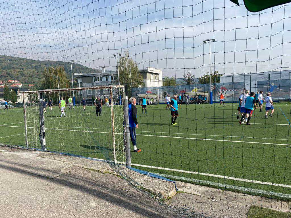 Zagreb, 8.10.2022.- U subotu je u Zagrebu odran je prvi turnir hodometa u Hrvatskoj u organizaciji udruge Sijede vrijede. Hodomet je sporija varijanta nogometa, ali namijenjena iskljuèivo starijoj populaciji. 
foto HINA/ Udruge Sijede vrijede/ ua