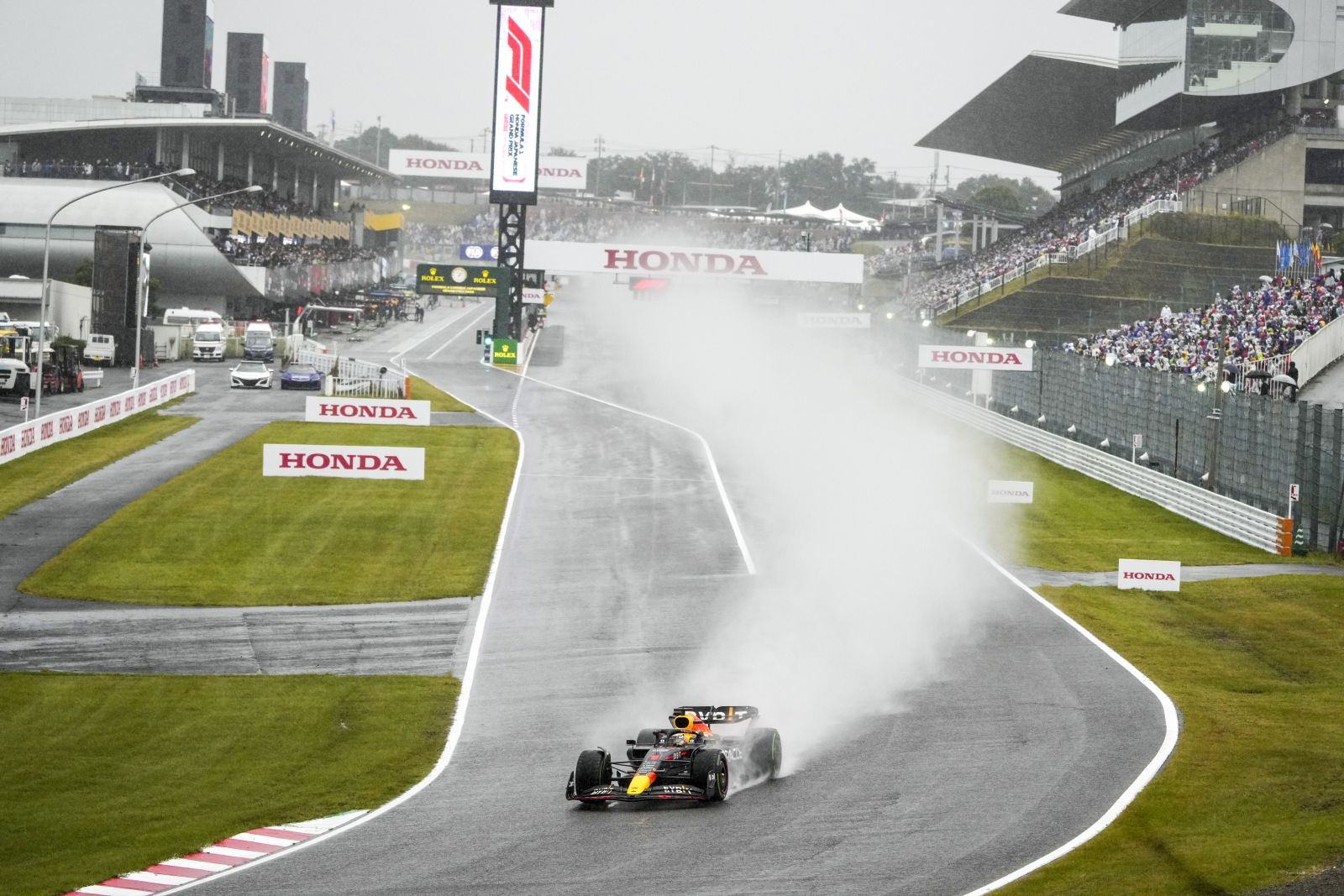 epa10232161 Dutch Formula One driver Max Verstappen of Red Bull Racing leads the Formula One Grand Prix of Japan at the Suzuka International Racing Course, Suzuka, Japan, 09 October 2022.  EPA/FRANCK ROBICHON
