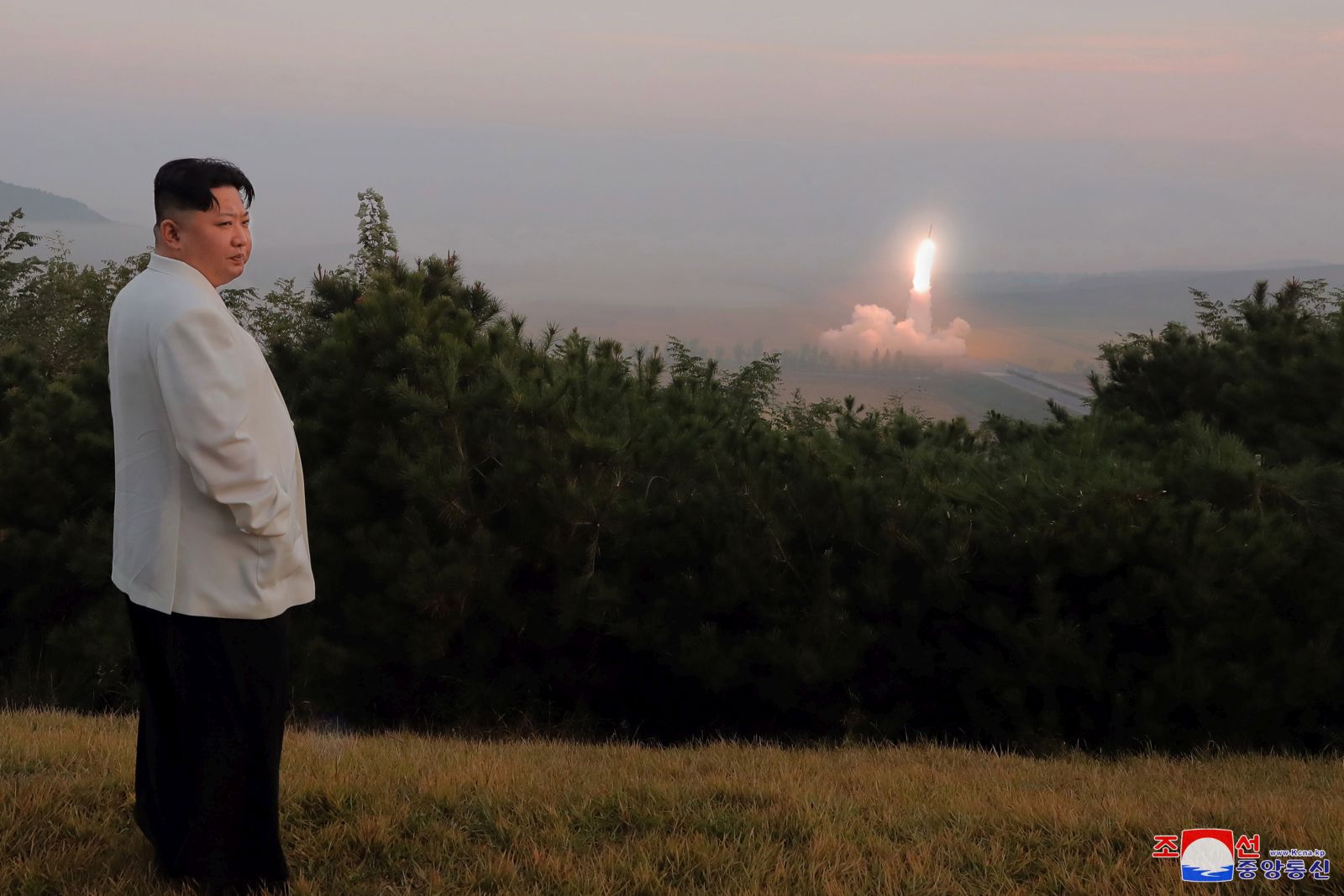 epaselect epa10233814 An undated photo released on 10 October 2022 by the official North Korean Central News Agency (KCNA) shows North Korean Supreme Leader Kim Jong-un overseeing a military drill carried out to check and assess the war deterrent and nuclear counterattack capability of the country, amid ongoing joint military exersizes involving US and South Korean forces in the waters near the Korean Penninsula. North Korea conducted the drills from 25 September to 09 October, and launched several ballistic missiles in order to test the efficacy of the nation's tactical nuclear warefare capabilities.  EPA/KCNA   EDITORIAL USE ONLY