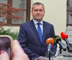 Varadin, 10.10.2022.- Varadinski upan Anðelko Strièak izrazio je u ponedjeljak na konferenciji za novinare aljenje zbog nesuradnje s policajcima prilikom incidenta u kojem je fizièki napadnut i lake ozlijeðen na terasi kafiæa u Varadinu te im se isprièao "ako su to shvatili kao podcjenjivanje". Incident se dogodio u noæi s 23. na 24. rujna kad je, prema navodima iz upanije, Strièaku priao mukarac te ga fizièki napao, pri èemu je upan lake ozlijeðen. 
foto HINA/ Sinia KALAJDIJA/ ua