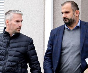 Sveta Nedelja, 10.10.2022. - Jedan od danas uhiæenih zbog nezakonite prodaje plina direktor tvrtke EVN Croatia Plin Vlado Mandiæ (L) izlazi iz svog stana u pratnji policije. foto HINA/ Lana SLIVAR DOMINIÆ/ lsd