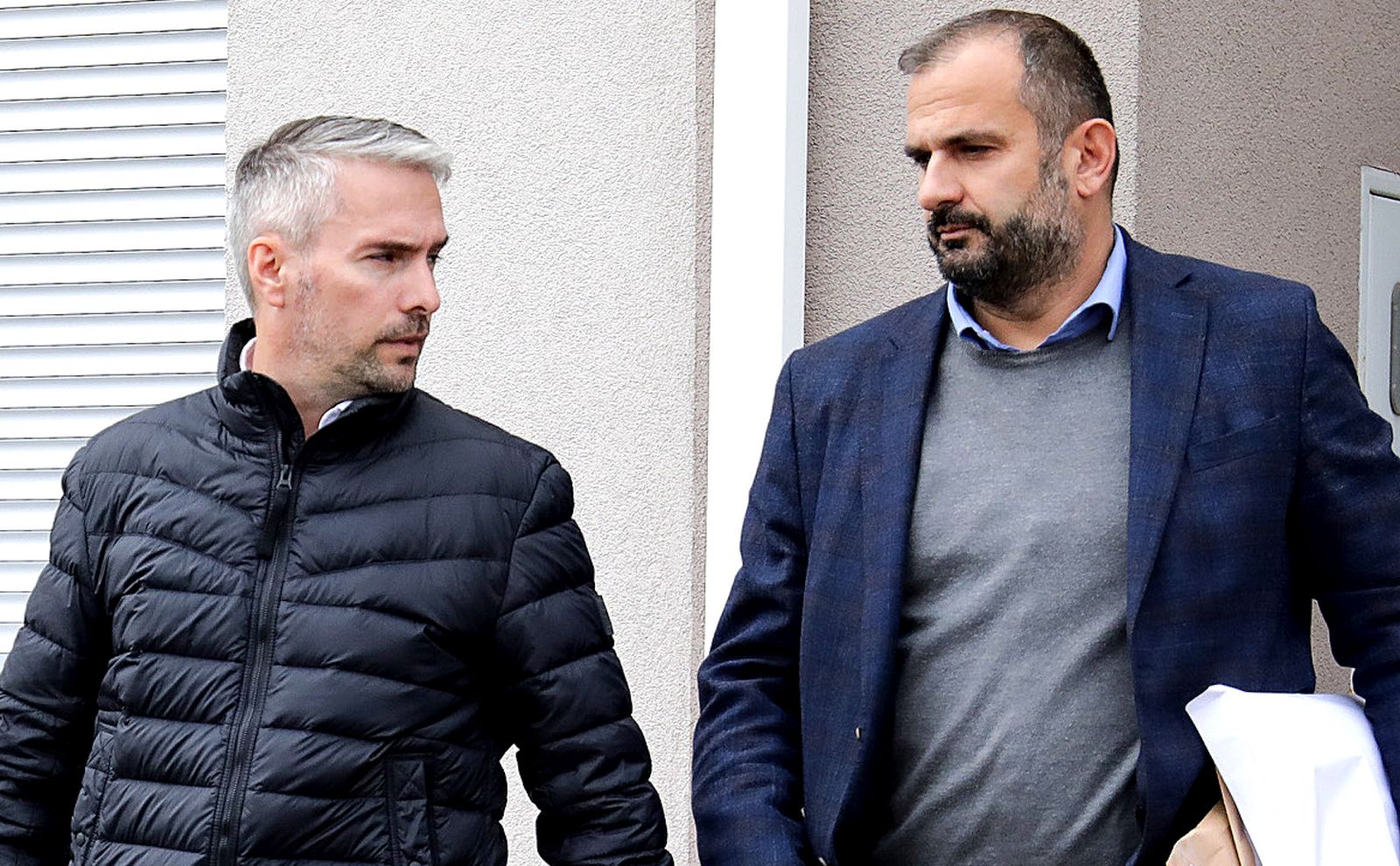 Sveta Nedelja, 10.10.2022. - Jedan od danas uhiæenih zbog nezakonite prodaje plina direktor tvrtke EVN Croatia Plin Vlado Mandiæ (L) izlazi iz svog stana u pratnji policije. foto HINA/ Lana SLIVAR DOMINIÆ/ lsd