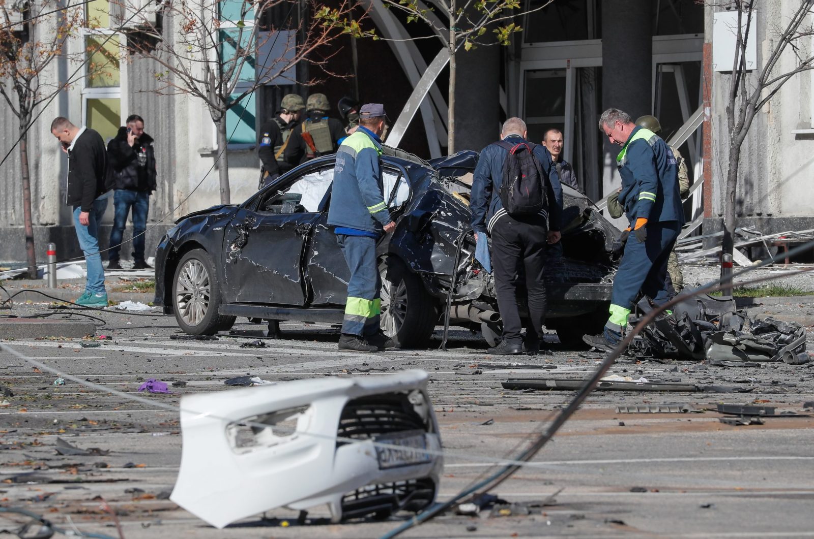 epa10234260 Ukrainian experts inspect a destroyed car after shelling in downtown Kyiv (Kiev), Ukraine, 10 October 2022. Explosions have been reported in several districts of the Ukrainian capital Kyiv on 10 October. At least nine people died and dozens injured as a result of the attacks, the State Emergency Service (SES) of Ukraine said. Russian troops entered Ukraine on 24 February 2022 starting a conflict that has provoked destruction and a humanitarian crisis.  EPA/SERGEY DOLZHENKO
