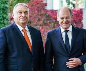 epa10234426 German Chancellor Olaf Scholz (R) welcomes Hungarian Prime Minister Viktor Orban (L) at the Chancellery in Berlin, Germany, 10 October 2022. Hungarian Prime Minister Viktor Orban and German Chancellor Olaf Scholz met for bilateral talks.  EPA/CLEMENS BILAN