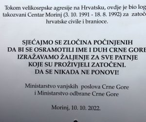 Kotor, 10.10.2022.- Crnogorski ministri vanjskih poslova i obrane Ranko Krivokapiæ i Rako Konjeviæ u ponedjeljak su otkrili spomen-ploèu u bivem logoru Morinj, u kojem su za Domovinskog rata bili hrvatski zarobljenici, na kojoj pie da Crna Gora zbog toga ali. 
foto HINA/ ua