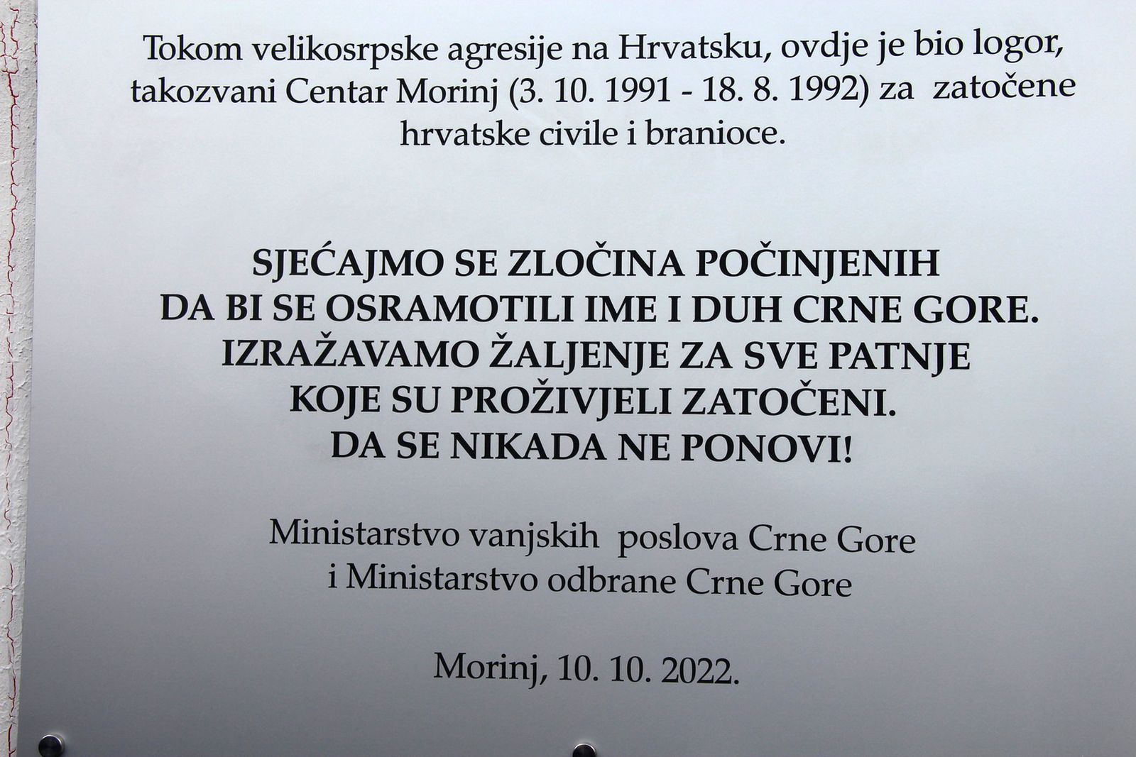 Kotor, 10.10.2022.- Crnogorski ministri vanjskih poslova i obrane Ranko Krivokapiæ i Rako Konjeviæ u ponedjeljak su otkrili spomen-ploèu u bivem logoru Morinj, u kojem su za Domovinskog rata bili hrvatski zarobljenici, na kojoj pie da Crna Gora zbog toga ali. 
foto HINA/ ua