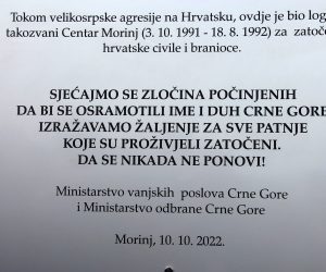 Kotor, 10.10.2022.- Crnogorski ministri vanjskih poslova i obrane Ranko Krivokapiæ i Rako Konjeviæ u ponedjeljak su otkrili spomen-ploèu u bivem logoru Morinj, u kojem su za Domovinskog rata bili hrvatski zarobljenici, na kojoj pie da Crna Gora zbog toga ali. 
foto HINA/ ua