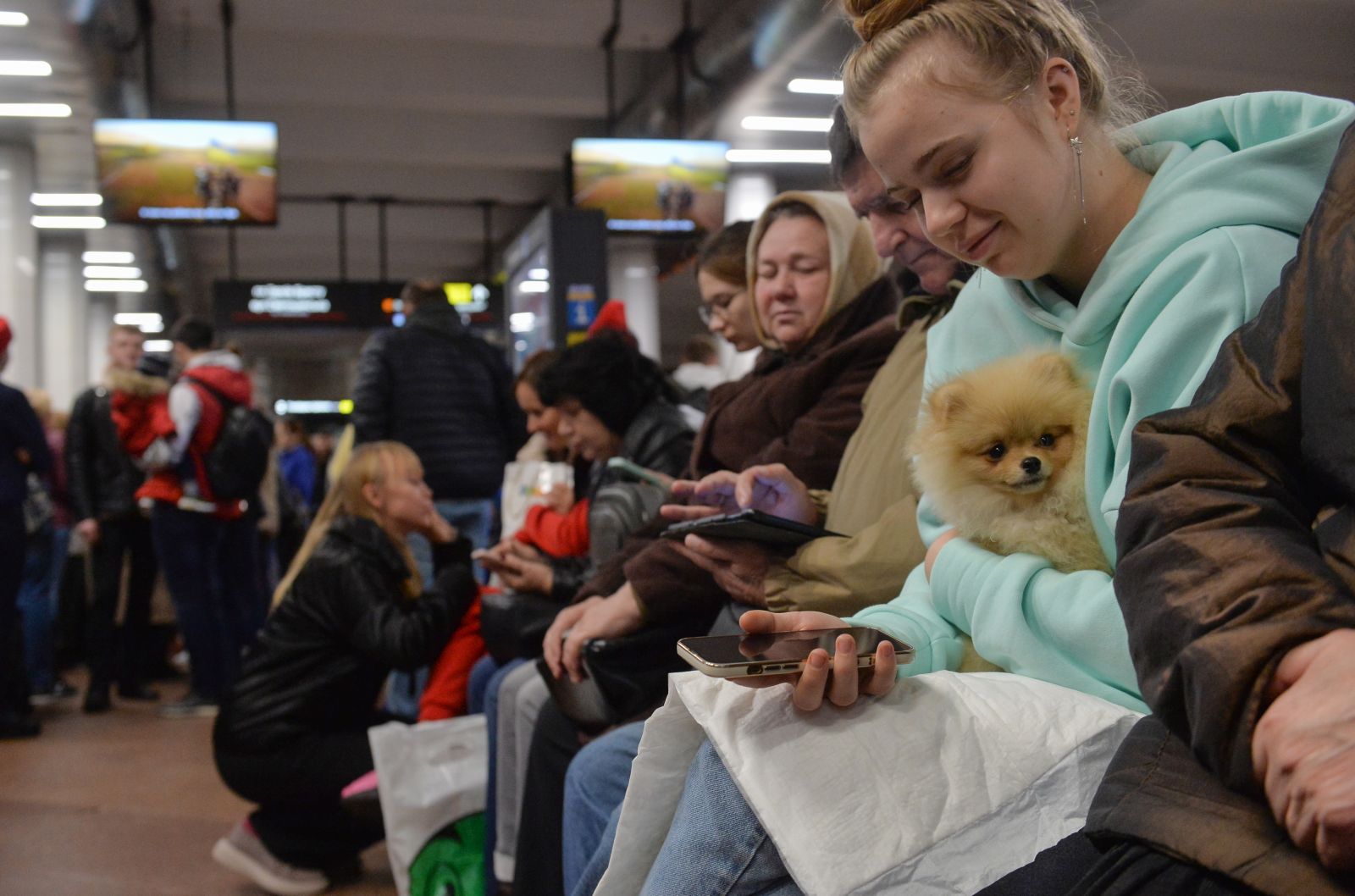 epaselect epa10234416 People shelter inside a metro station after shelling in Kyiv (Kiev), Ukraine, 10 October 2022. Explosions have been reported in several districts of the Ukrainian capital Kyiv on 10 October. At least nine people died and dozens injured as a result of rocket attacks, the State Emergency Service (SES) of Ukraine said. Russian troops entered Ukraine on 24 February 2022 starting a conflict that has provoked destruction and a humanitarian crisis.  EPA/ANDRII NESTERENKO