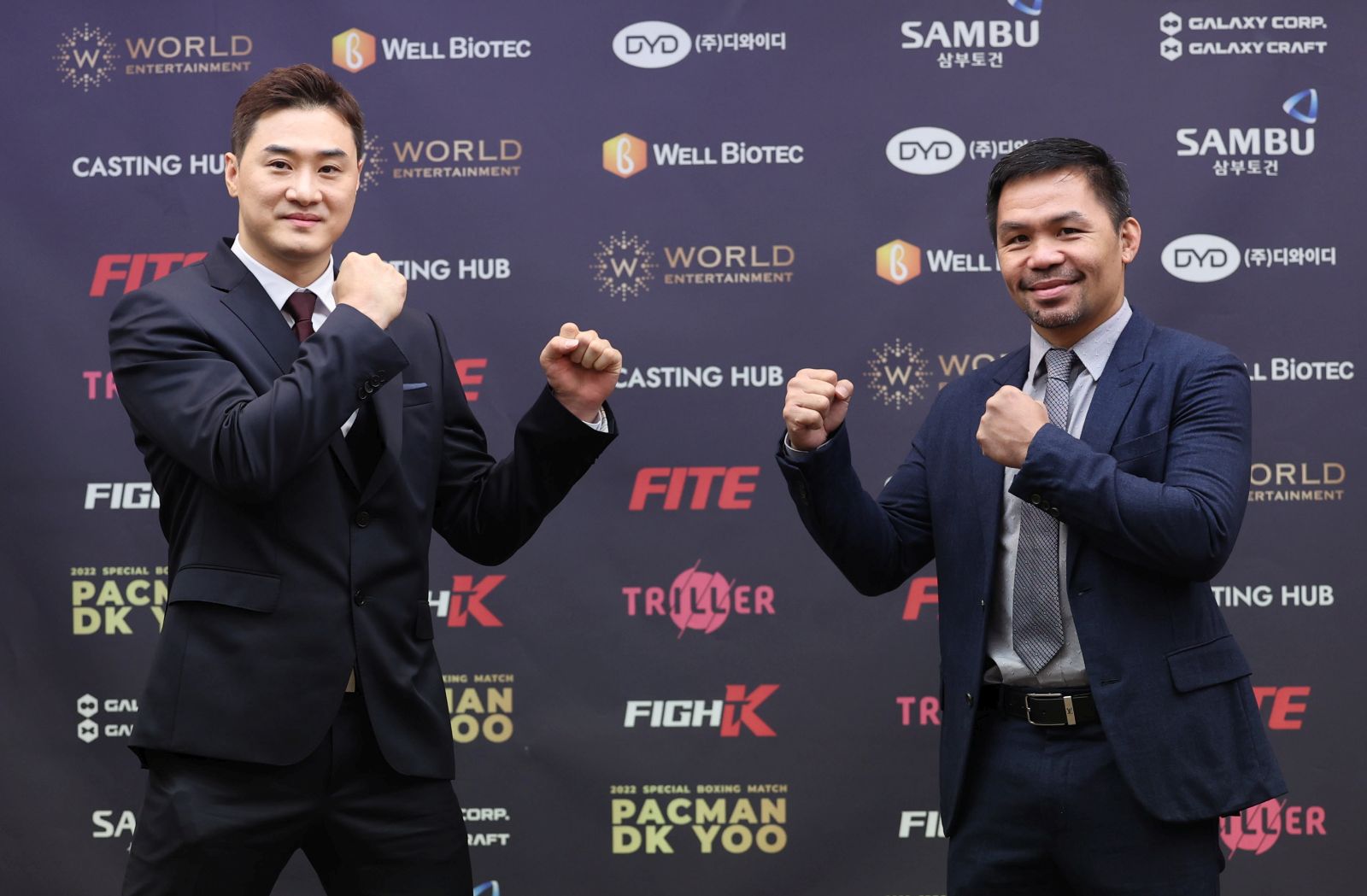 epa10235470 Former Filipino boxing star Manny Pacquiao (R) and South Korean mixed martial artist DK Yoo (L) pose for a photo during a news conference at the Press Center in Seoul, South Korea, 11 October 2022. Pacquiao will take on Yoo in an exhibition match in South Korea this winter to raise money for war-torn Ukraine.  EPA/YONHAP SOUTH KOREA OUT