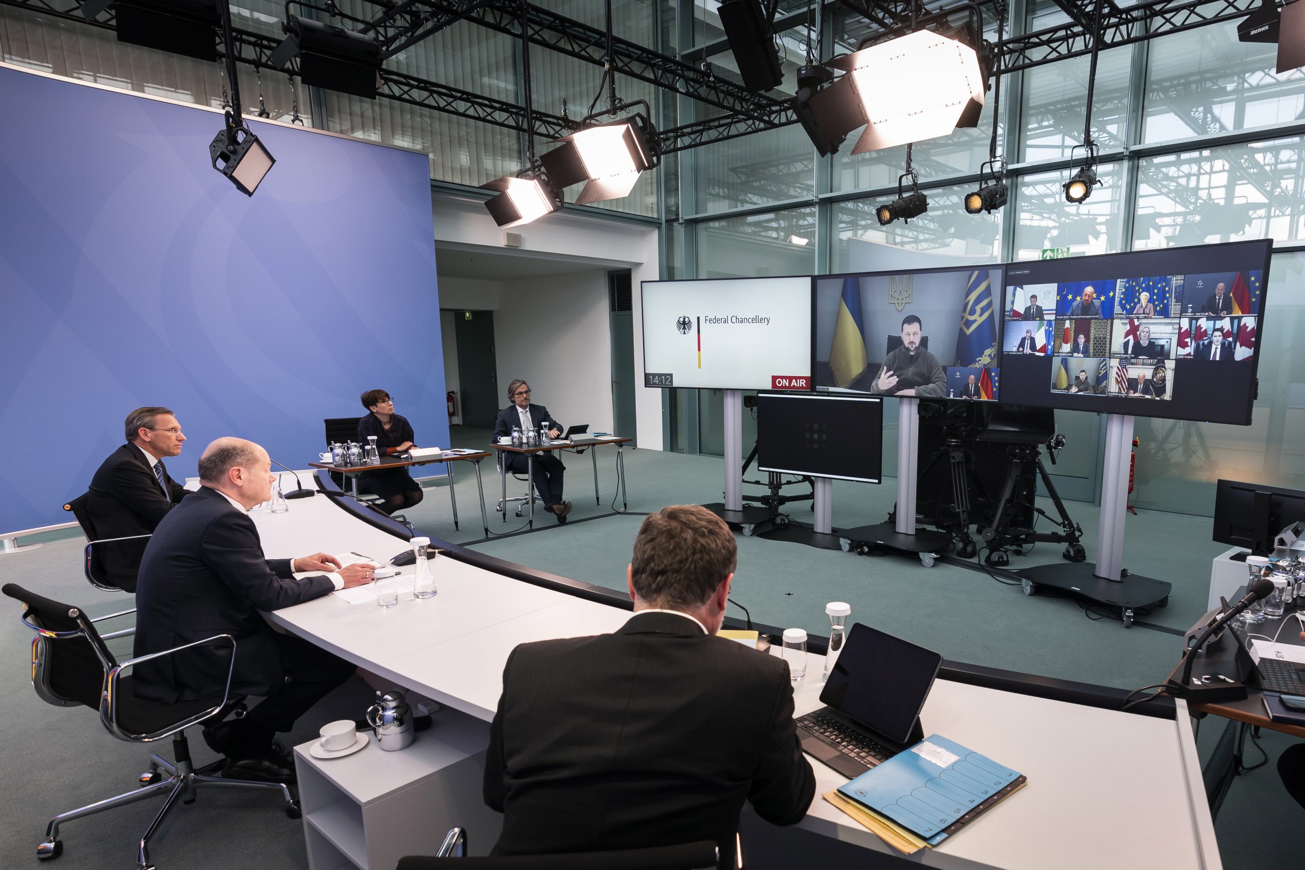 epa10236445 A handout photo made available by the German Governmet Press Office showing German Chancellor Olaf Scholz (2ndL) during a video meeting with Ukrainian President Volodymyr Zelenskyy (C on screen) as part of a G7 conference about Ukraine, in the Federal Chancellor's Office in Berlin, Germany 11 October 2022.  EPA/STEFFEN KUGLER HANDOUT  HANDOUT EDITORIAL USE ONLY/NO SALES