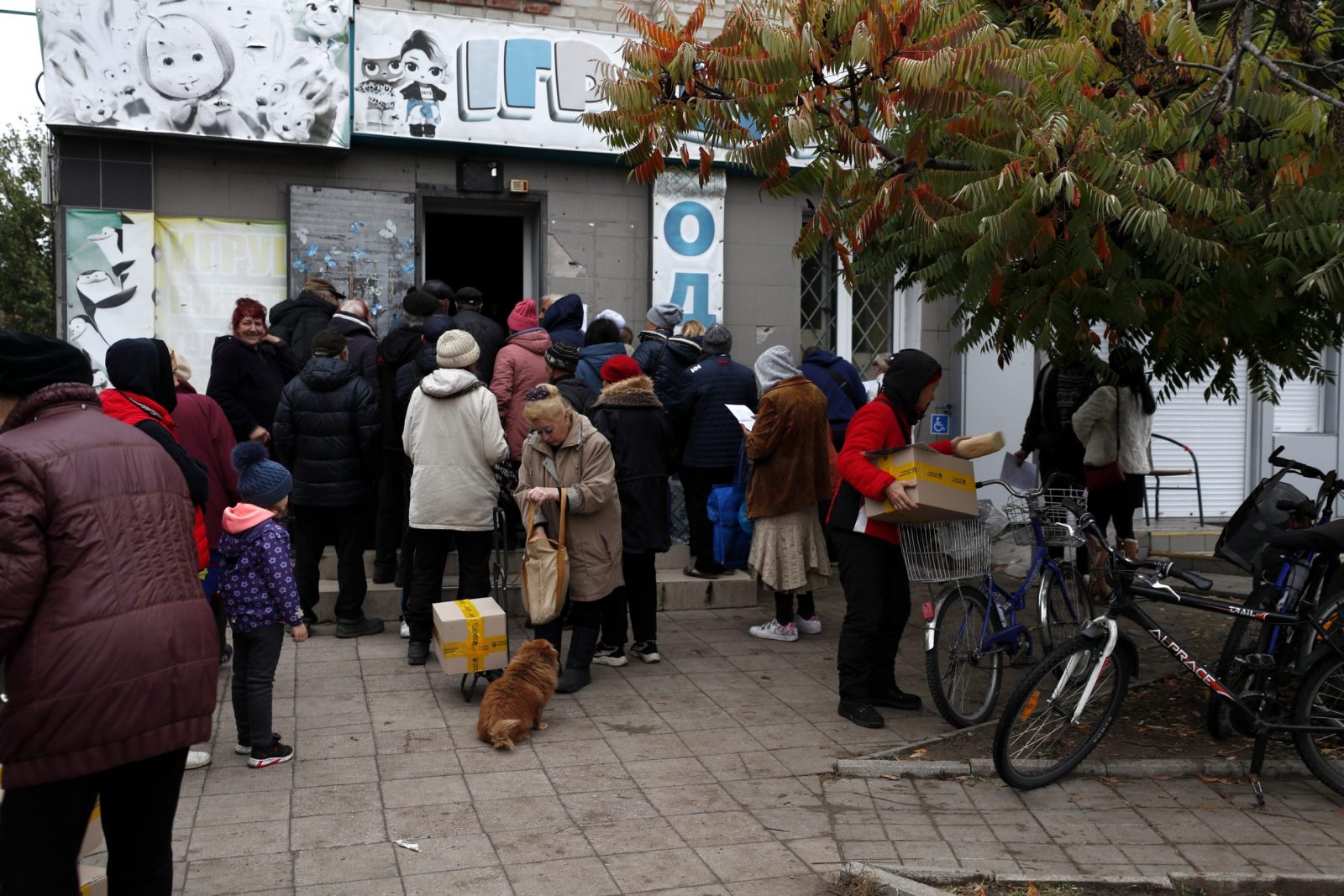 epa10237760 Ukrainian people receiving humanitarian aid, in Sviatohirsk village next to the city of Lyman, Donetsk area, Ukraine, 11 October 2022 (issued 12 October 2022). The Ukrainian army pushed Russian troops from occupied territory in the northeast of the country in a counterattack. Kharkiv and surrounding areas have been the target of heavy shelling since February 2022, when Russian troops entered Ukraine starting a conflict that has provoked destruction and a humanitarian crisis.  EPA/ATEF SAFADI
