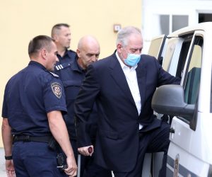 Zagreb, 12.10.2022.-Izlazak Ive Sanadera nakon oslobađajuće presude u ponovljenom suđenju za aferu Hypo Na fotografiji Ivo Sanader.  foto HINA/ Daniel KASAP/ dk
