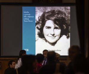 Zagreb, 12.10.2022 - Predstavljanje posljednjih rukopisnih memoara Vesne Parun "Kad ptica prestane voljeti" (priredili Denis Derk i Marina Selnik) te otvorenje izložbe "Bajka zvjezdana" Marijana Bosnara i Meline Lučić u Velikoj čitaonici Hrvatskoga državnog arhiva (HDA) u povodu Dana HDA i 100. obljetnice rođenja pjesnikinje Vesne Parun.
Foto Hina/ Dario GRZELJ/ dag