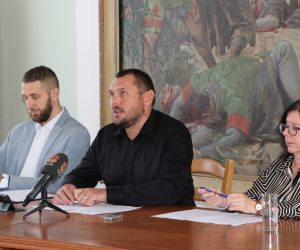 Ðakovo, 12.10.2022.- Cijena èetvornog metra stana u programu Drutveno poticane stanogradnje (POS) u Ðakovu, koju je Grad spreman provoditi u suradnji s Agencijom za pravni promet i posredovanje nekretninama (APN) i za to je odluka Gradskog vijeæa donesena u prosincu prole godine, neæe biti veæa od 1.350 eura to je daleko povoljnija cijena od trinih, najavio je na konferenciji za novinare u Maloj gradskoj vijeænici zamjenik ðakovaèkog gradonaèelnika Antun Galiæ. 
foto HINA/ Suzana upan/ ua