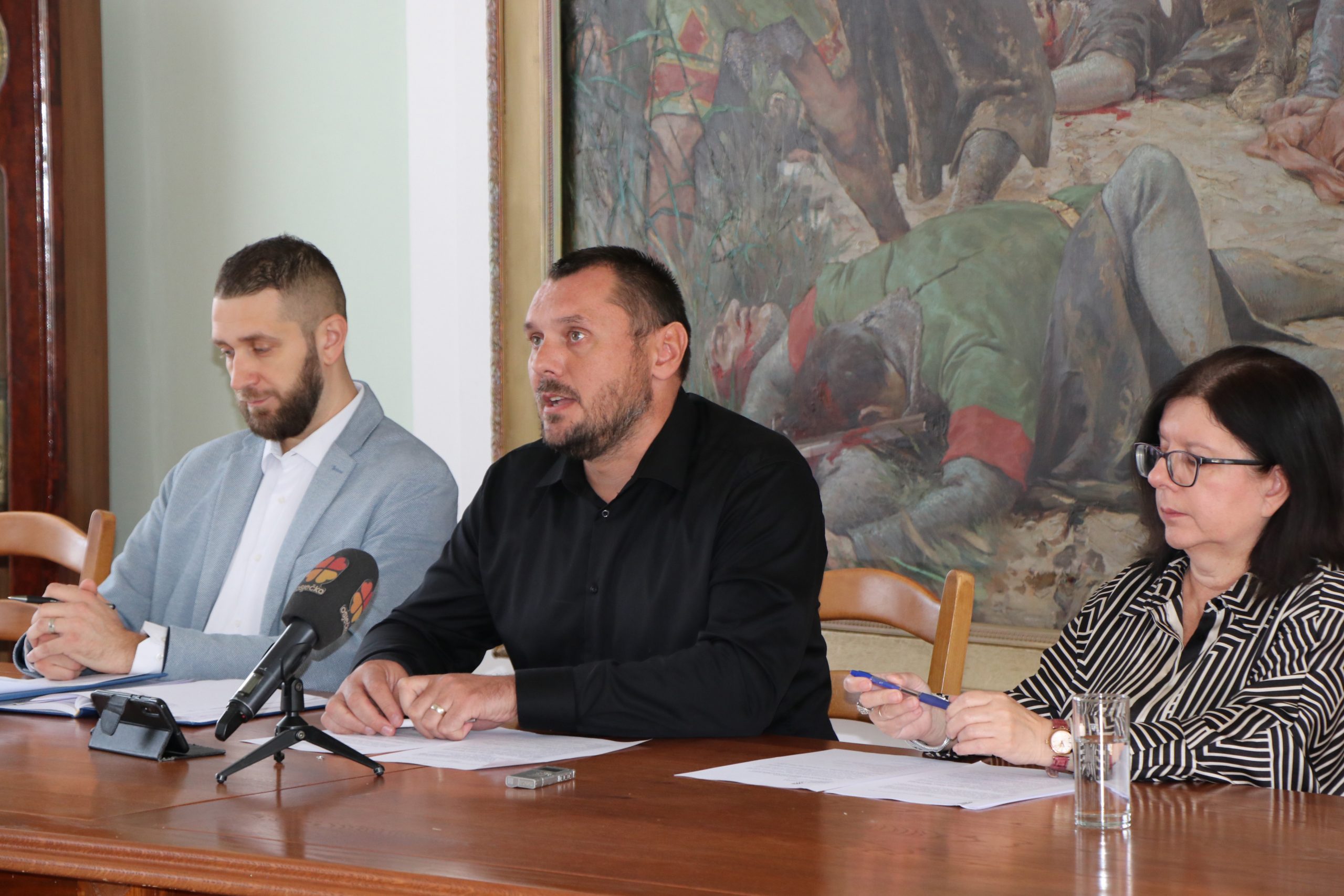 Ðakovo, 12.10.2022.- Cijena èetvornog metra stana u programu Drutveno poticane stanogradnje (POS) u Ðakovu, koju je Grad spreman provoditi u suradnji s Agencijom za pravni promet i posredovanje nekretninama (APN) i za to je odluka Gradskog vijeæa donesena u prosincu prole godine, neæe biti veæa od 1.350 eura to je daleko povoljnija cijena od trinih, najavio je na konferenciji za novinare u Maloj gradskoj vijeænici zamjenik ðakovaèkog gradonaèelnika Antun Galiæ. 
foto HINA/ Suzana upan/ ua