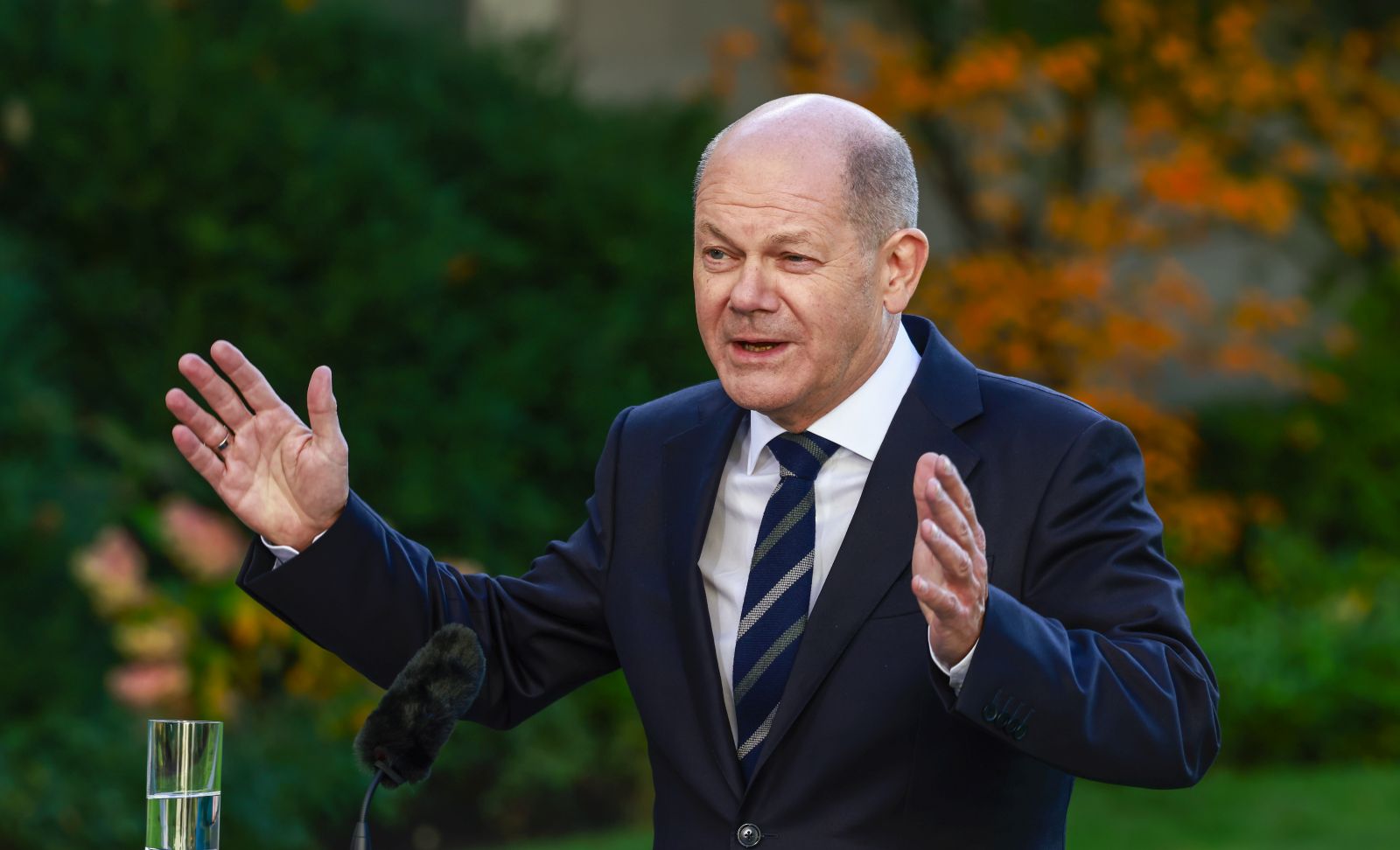 epa10238636 German Chancellor Olaf Scholz attends a news conference to present the results of the 'Affordable Housing Alliance Day' at the Chancellery in Berlin, Germany, 12 October 2022. The Affordable Housing Alliance is to deal with affordable housing crisis in Germany.  EPA/HANNIBAL HANSCHKE