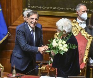 epa10240593 Senator Liliana Segre (C) shakes hands with newly elected President of the Italian Senate Ignazio La Russa (L) following the vote in Rome, Italy, 13 October 2022. Italian Senators and Deputies meet for the first time on 13 October following the 25 September elections.  EPA/ALESSANDRO DI MEO
