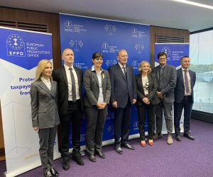 Luksemburg, 13.10.2022. - Hrvatski ministar unutarnjih poslova Davor Božinović i glavna europska tužiteljica Laura Codruţa Koevesi potpisali su u četvrtak u Luksemburgu dogovor čime RH i EPPO jačaju suradnju koja je do sada rezultirala otkrivanjem kaznenih djela na štetu financijskih interesa EU-a i njihovih počinitelja. foto HINA/ MUP RH/ ml
