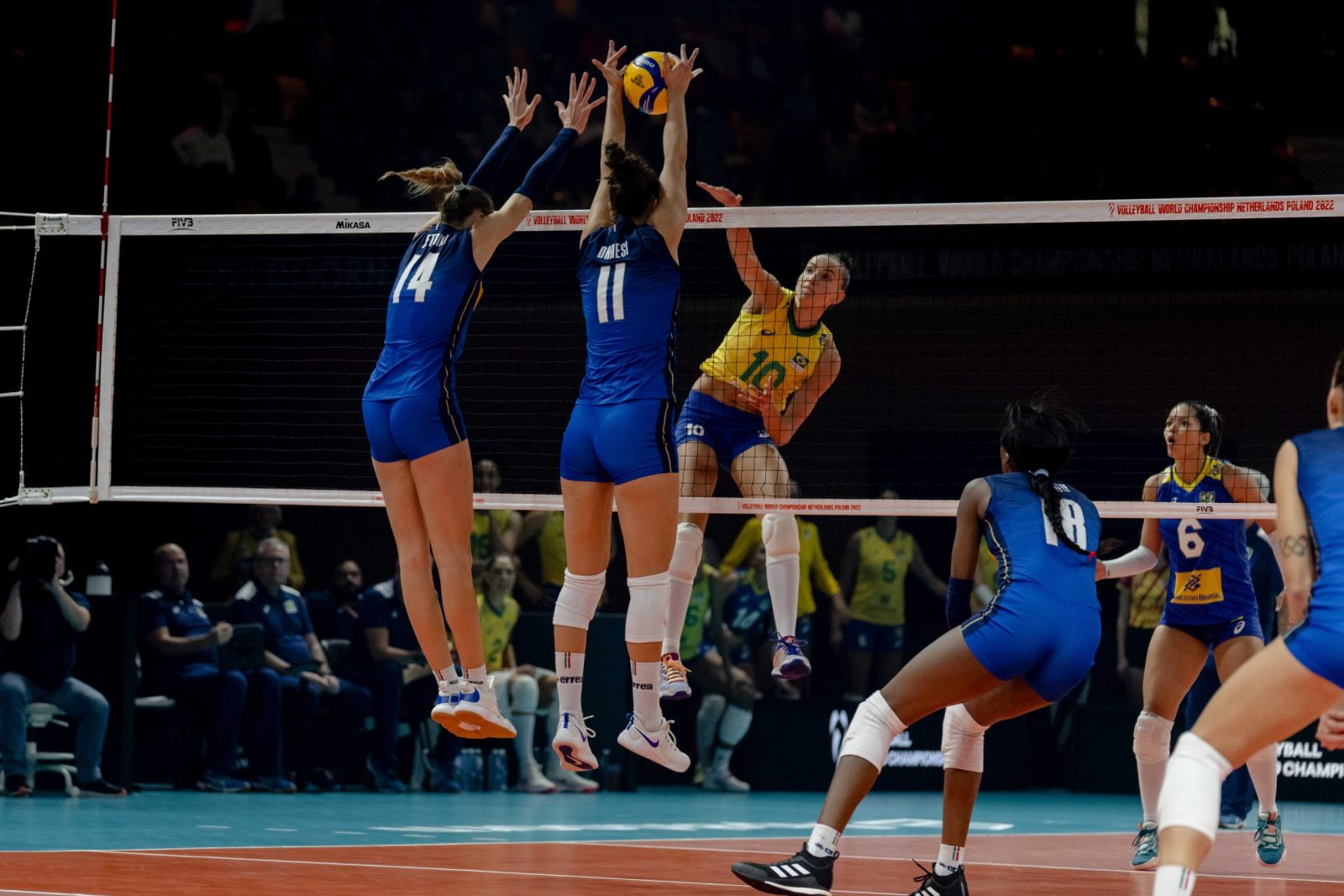 epa10242284 (L-R) Elena Pietrini and Anna Danesi of Italy in action against Gabriela Braga Guimaraes of Brazil during the 2022 Volleyball Women's World Championship semifinal match between Italy and Brazil, in Apeldoorn, the Netherlands, 13 October 2022.  EPA/SANDER KONING