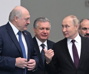epa10242695 Russian President Vladimir Putin (2-R) speaks to Belarusian President Alexander Lukashenko (L), as Uzbekistan President Shavkat Mirziyoyev (2-L) and Armenian Prime Minister Nikol Pashinyan (R) look on prior to photo session during the CIS (Commonwealth of Independent States) Heads of State Council meeting in Astana, Kazakhstan, 14 October 2022.  EPA/DMITRY AZAROV / KREMLIN POOL / SPUTNIK MANDATORY CREDIT