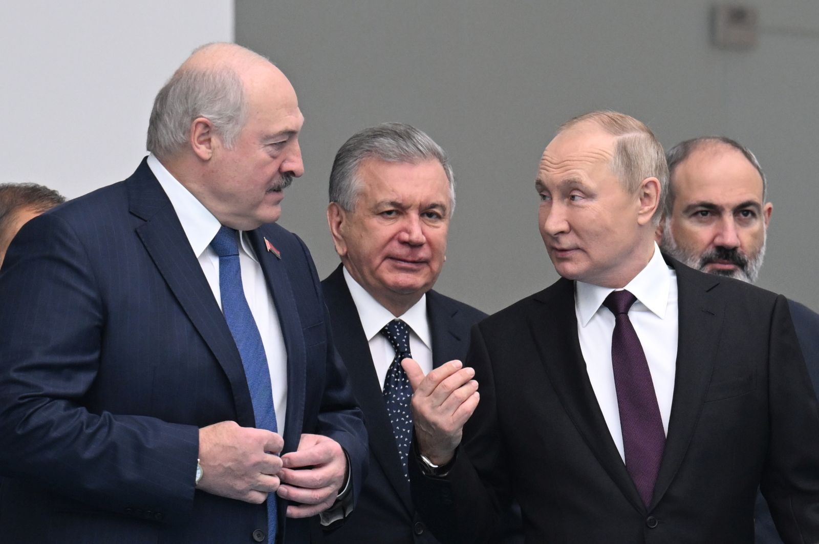 epa10242695 Russian President Vladimir Putin (2-R) speaks to Belarusian President Alexander Lukashenko (L), as Uzbekistan President Shavkat Mirziyoyev (2-L) and Armenian Prime Minister Nikol Pashinyan (R) look on prior to photo session during the CIS (Commonwealth of Independent States) Heads of State Council meeting in Astana, Kazakhstan, 14 October 2022.  EPA/DMITRY AZAROV / KREMLIN POOL / SPUTNIK MANDATORY CREDIT