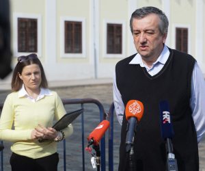 U povodu početka saborske rasprave o izmjenama Zakona o radu, konferenciju za medije održali su predstavnici Inicijative "Za radnički Zakon o radu".
Na fotografiji Marina Palčić, Mario Iveković.
foto HINA/ Edvard ŠUŠAK/ es