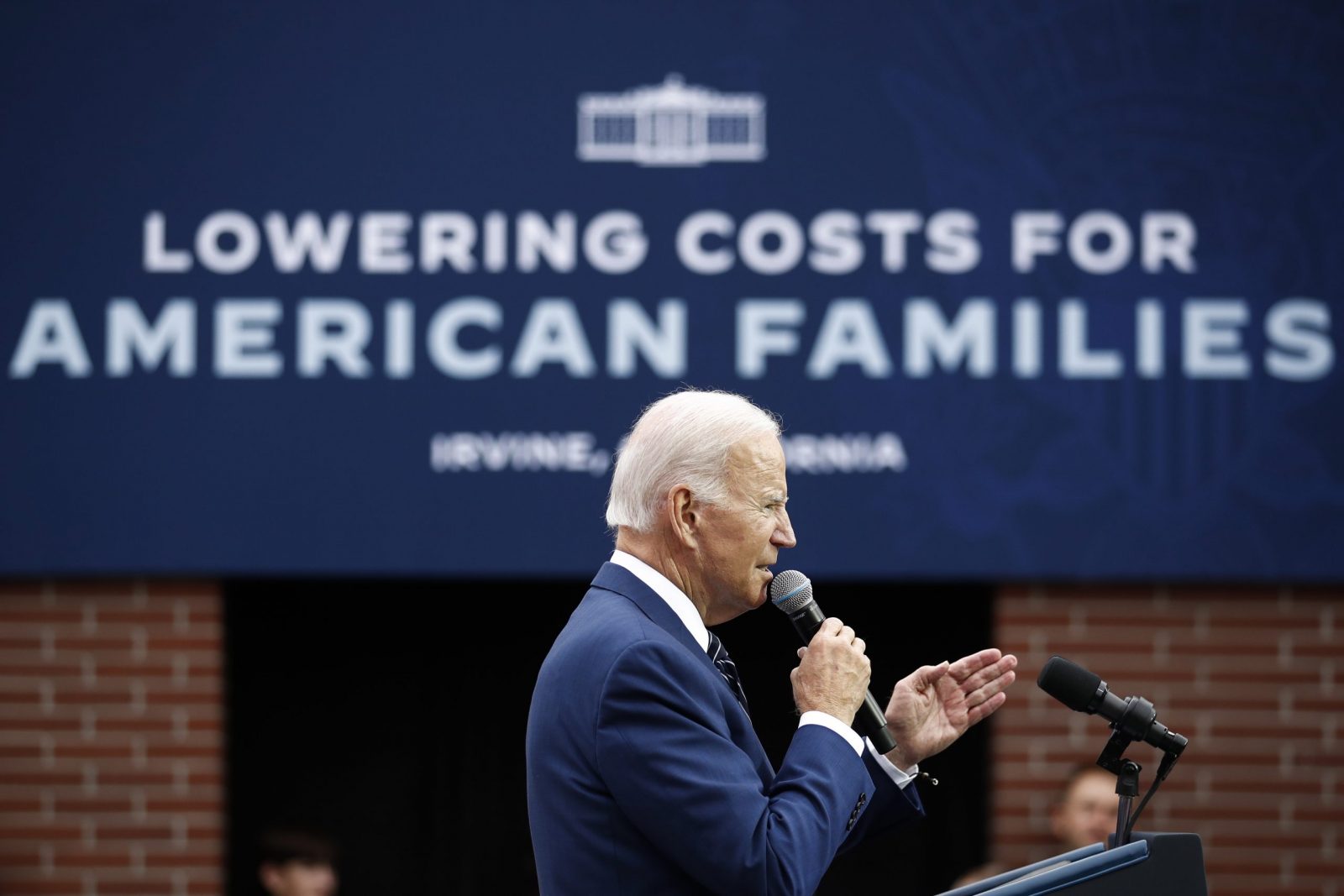 epa10244508 US President Joe Biden delivers remarks on the Inflation Reduction Act and his administration's fiscal policies, at Irvine Valley College, in Irvine, California, USA, 14 October 2022.  EPA/CAROLINE BREHMAN
