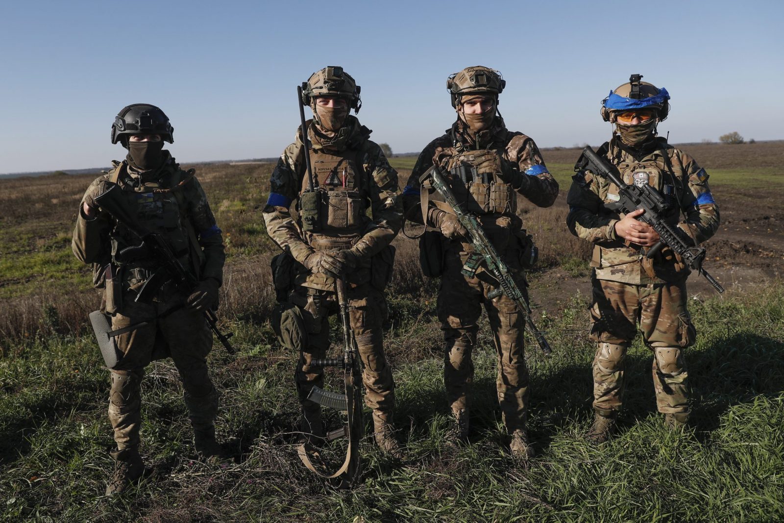 epaselect epa10245671 Ukrainian soldiers stand at a field on the outskirts of the recently recaptured city of Kupiansk, east of Kharkiv, northeastern Ukraine, 15 October 2022. The Ukrainian army pushed Russian troops from occupied territory in the northeast of the country in counterattacks. Kharkiv and surrounding areas have been the target of heavy shelling since February 2022, when Russian troops entered Ukraine starting a conflict that has provoked destruction and a humanitarian crisis.  EPA/ATEF SAFADI