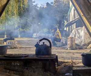 epa10247917 Locals cook over an open fire at a street near their home as gas and electricity are not available, in the recently recaptured city of Kupiansk, east of Kharkiv, northeastern Ukraine, 16 October 2022. The Ukrainian army pushed Russian troops from occupied territory in the northeast of the country in counterattacks. Kharkiv and surrounding areas have been the target of heavy shelling since February 2022, when Russian troops entered Ukraine starting a conflict that has provoked destruction and a humanitarian crisis.  EPA/SERGEY KOZLOV