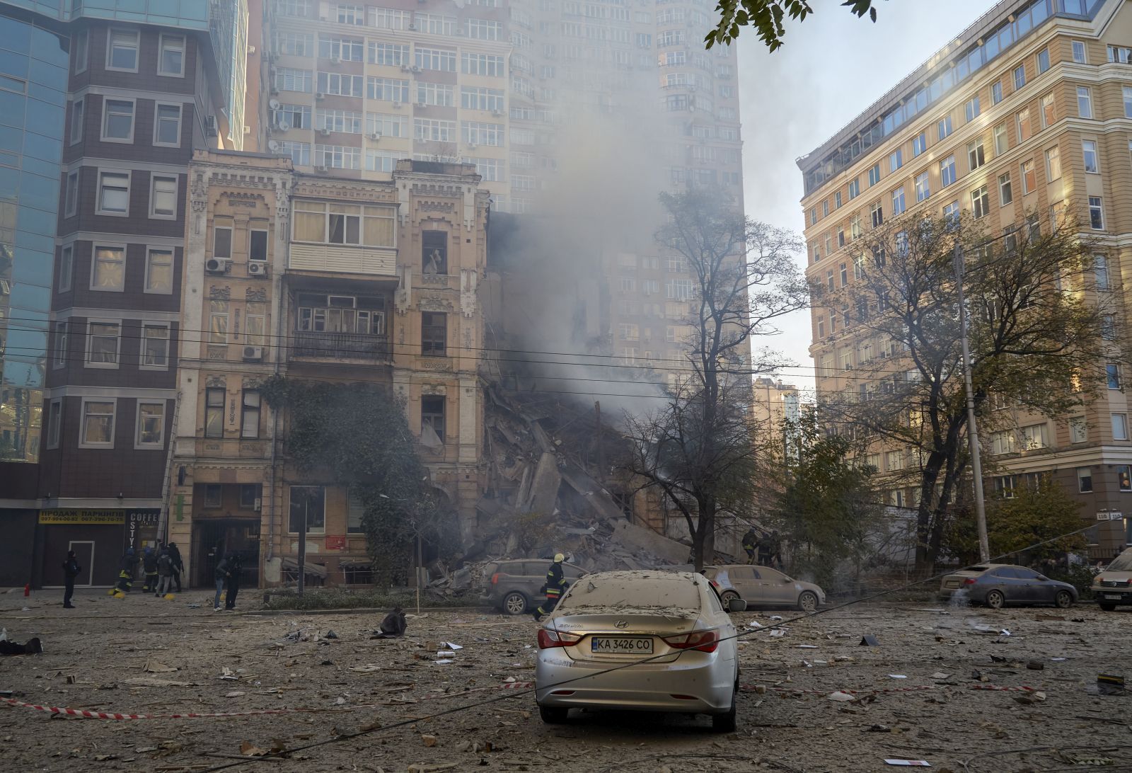 epaselect epa10248559 Rescuers work at the scene of a drone explosion in downtown Kyiv (Kiev), Ukraine, 17 October 2022, amid the Russian invasion. Several residential buildings were damaged as a result of attacks by 'kamikaze drones' targeting the Ukrainian capital, Kyiv Mayor Vitali Klitschko said on telegram. At least one person has died, he added. Russian troops on 24 February entered Ukrainian territory, starting a conflict that has provoked destruction and a humanitarian crisis.  EPA/VADYM SARAKHAN