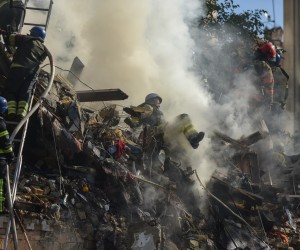 epa10248720 Ukrainian rescuers work at the clean the rubble on destroyed residential building by Russian drone attack in downtown Kyiv , Ukraine, 17 October 2022, amid the Russian invasion. Several residential buildings were damaged as a result of attacks by 'kamikaze drones' targeting the Ukrainian capital, Kyiv Mayor Vitali Klitschko said on telegram. At least one person has died, he added. Russian troops on 24 February entered Ukrainian territory, starting a conflict that has provoked destruction and a humanitarian crisis.  EPA/OLEG PETRASYUK