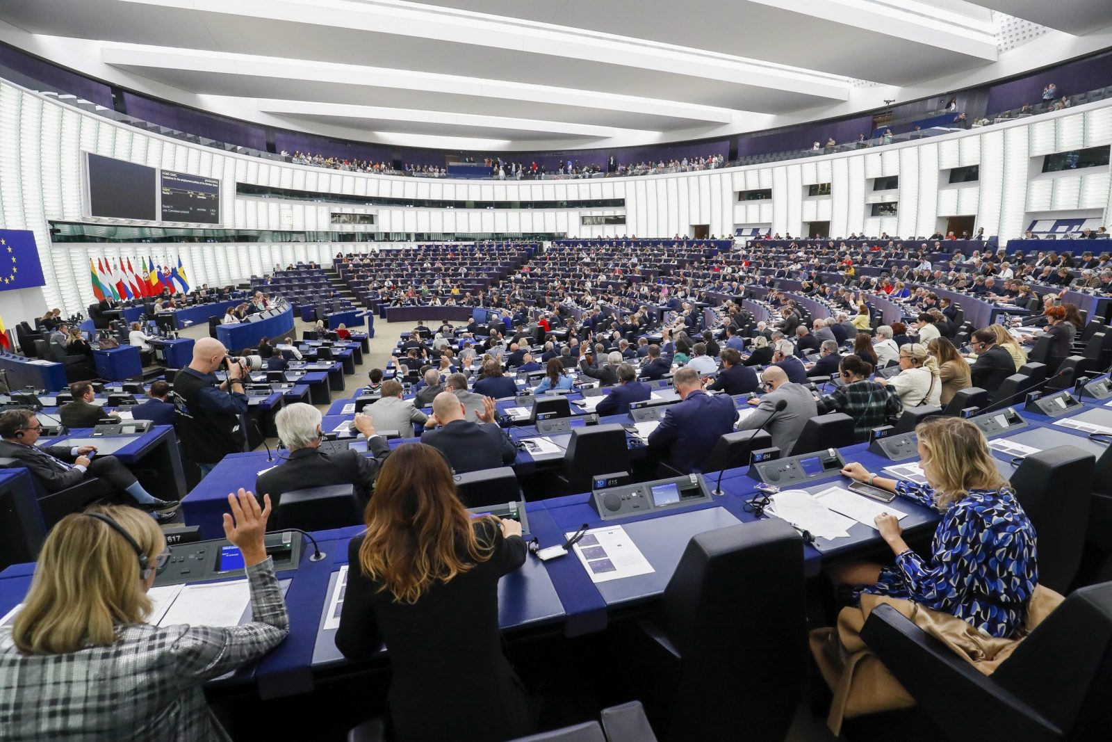 epa10250260 Members of the European Parliament during a voting session at the European Parliament in Strasbourg, France, 18 October 2022. The session runs from 17 till 20 October.  EPA/JULIEN WARNAND