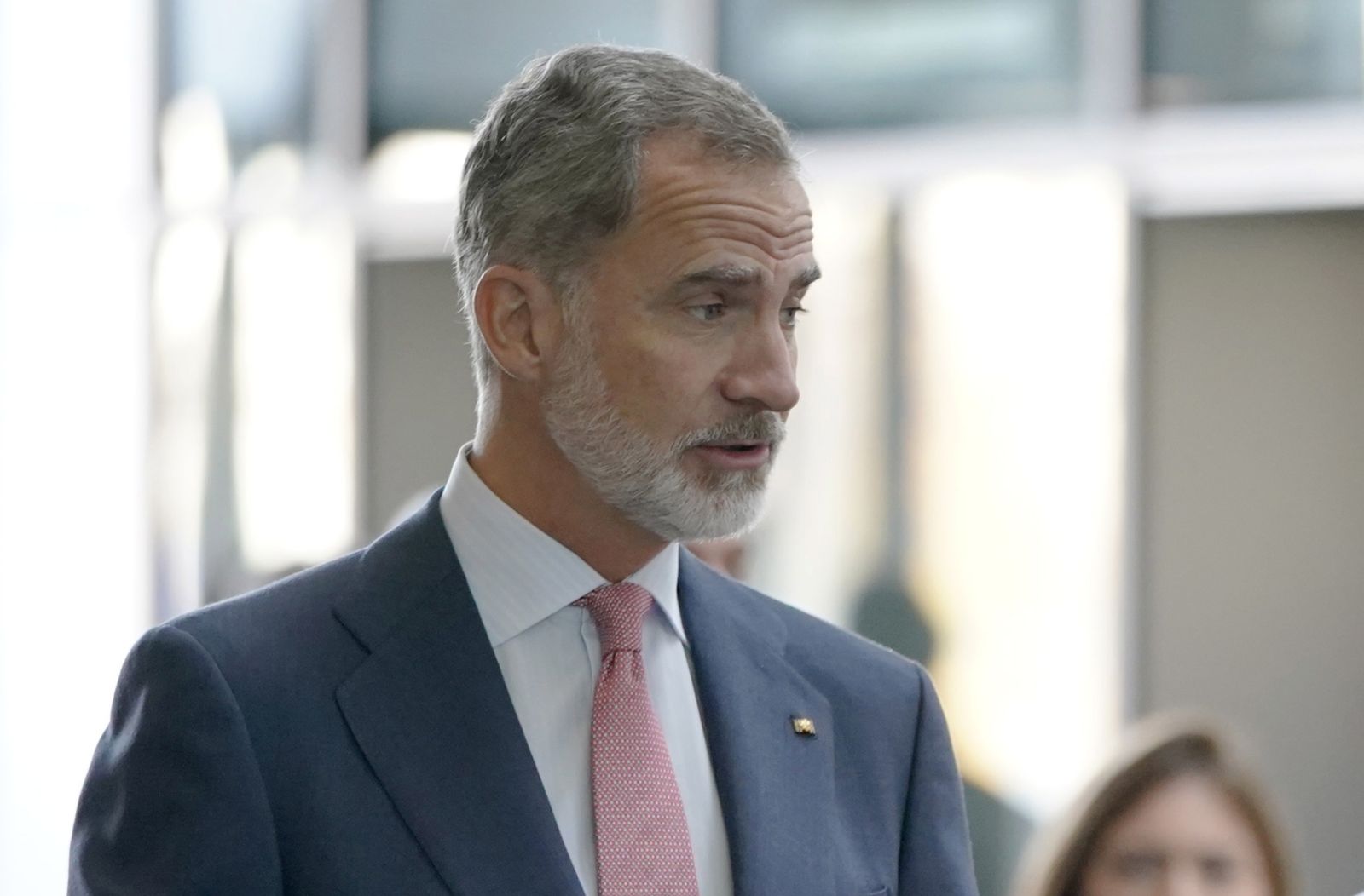epa10252078 European Central Bank (ECB) President Christine Lagarde (R) arrives with King Felipe VI of Spain (L) during his visit to the European Central Bank in Frankfurt am Main, Germany, 19 October 2022.  EPA/RONALD WITTEK