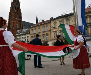 Osijek, 21.10.2022 - Podizanjem „probušene“ zastave, mađarske trobojnice s izrezanom sredinom, simbola Mađarske revolucije iz 1956. godine, na središnjem osječkom Trgu Ante Starčevića u petak je svečano obilježena 66. godišnjica Mađarske revolucije i borbe za slobodu mađarskog naroda 1956. godine.
foto HINA/ ds