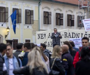 Zagreb, 21.10.2022 -  Inicijativa @Za radnički ZOR organizirala je prosvjed na Markovom trgu sa sloganom "Ne! Antiradničkom Zakonu o radu". Na slici Mario Iveković.
Foto Hina/ Dario GRZELJ/ dag
