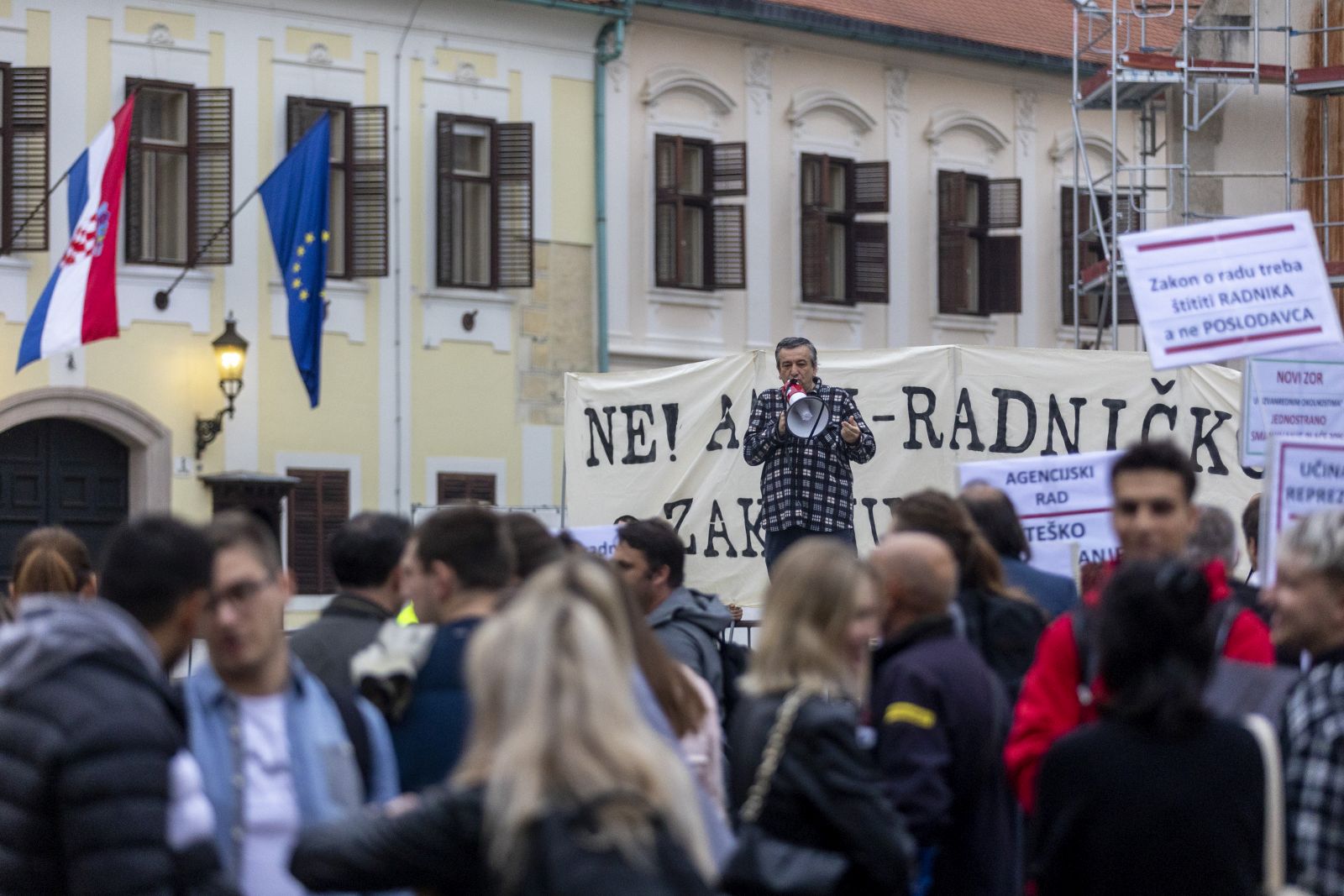 Zagreb, 21.10.2022 -  Inicijativa @Za radnički ZOR organizirala je prosvjed na Markovom trgu sa sloganom "Ne! Antiradničkom Zakonu o radu". Na slici Mario Iveković.
Foto Hina/ Dario GRZELJ/ dag