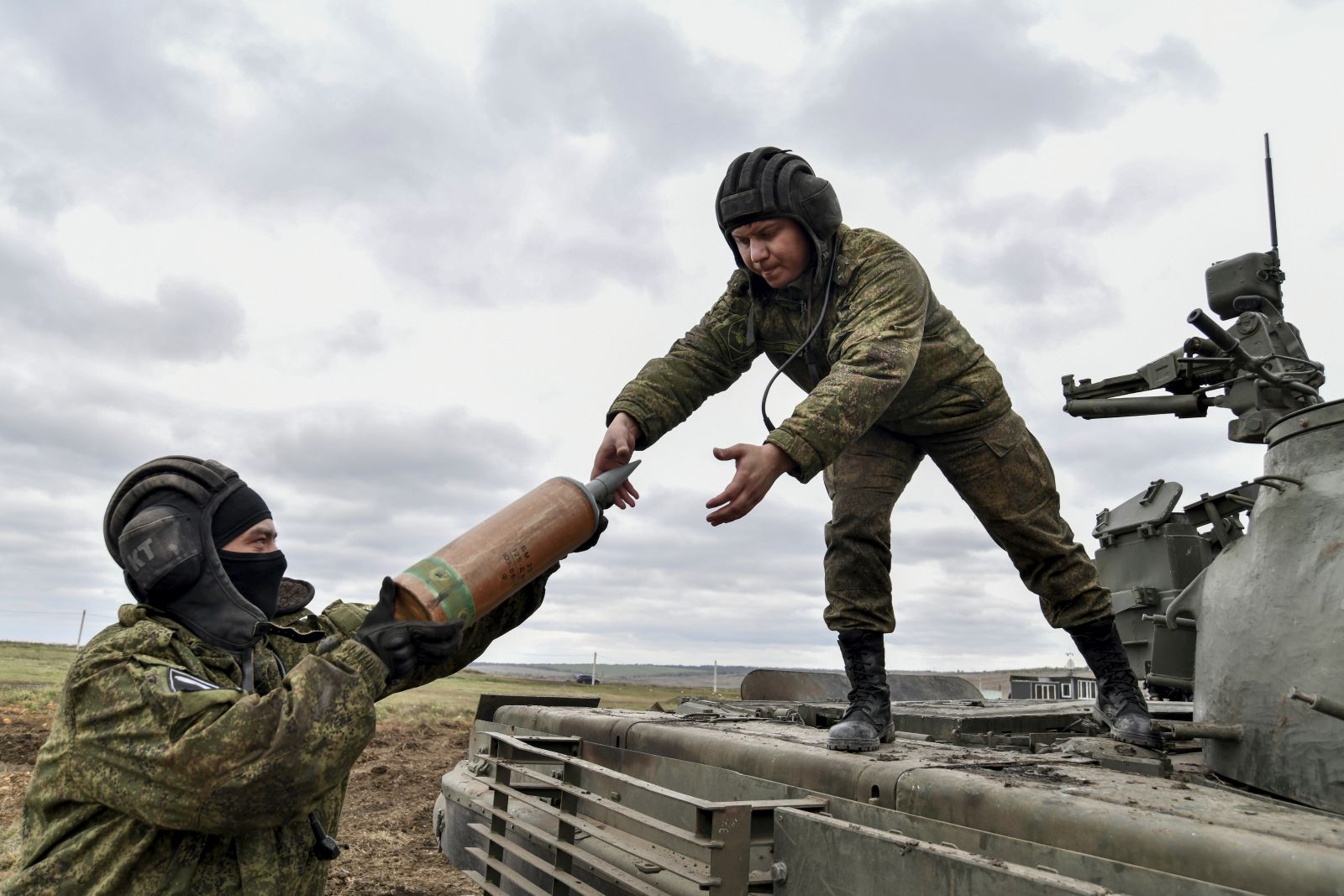 epa10257506 Russian conscripts attend a military training at a ground training range in the Rostov-on-Don region in southern Russia, 21 October 2022. Russian President Putin announced in a televised address to the nation on 21 September, that he signed a decree on partial mobilization in the Russian Federation due to the conflict in Ukraine. Russian Defense Minister Shoigu said that 300,000 people would be called up for service as part of the move.  EPA/ARKADY BUDNITSKY