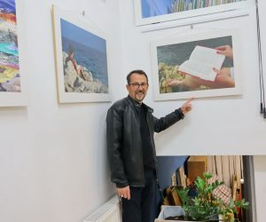 Ston, 22.10.2022 - Sinoć je u Stonu svečano otvorena izložba fotografija Jure Divića. U Narodnoj knjižnici Ston postavljena je izložba fotografija „Knjiga u fokusu“ u sklopu programa Mjeseca hrvatske knjige koja se obilježava diljem cijele Hrvatske.
foto HINA/ ds