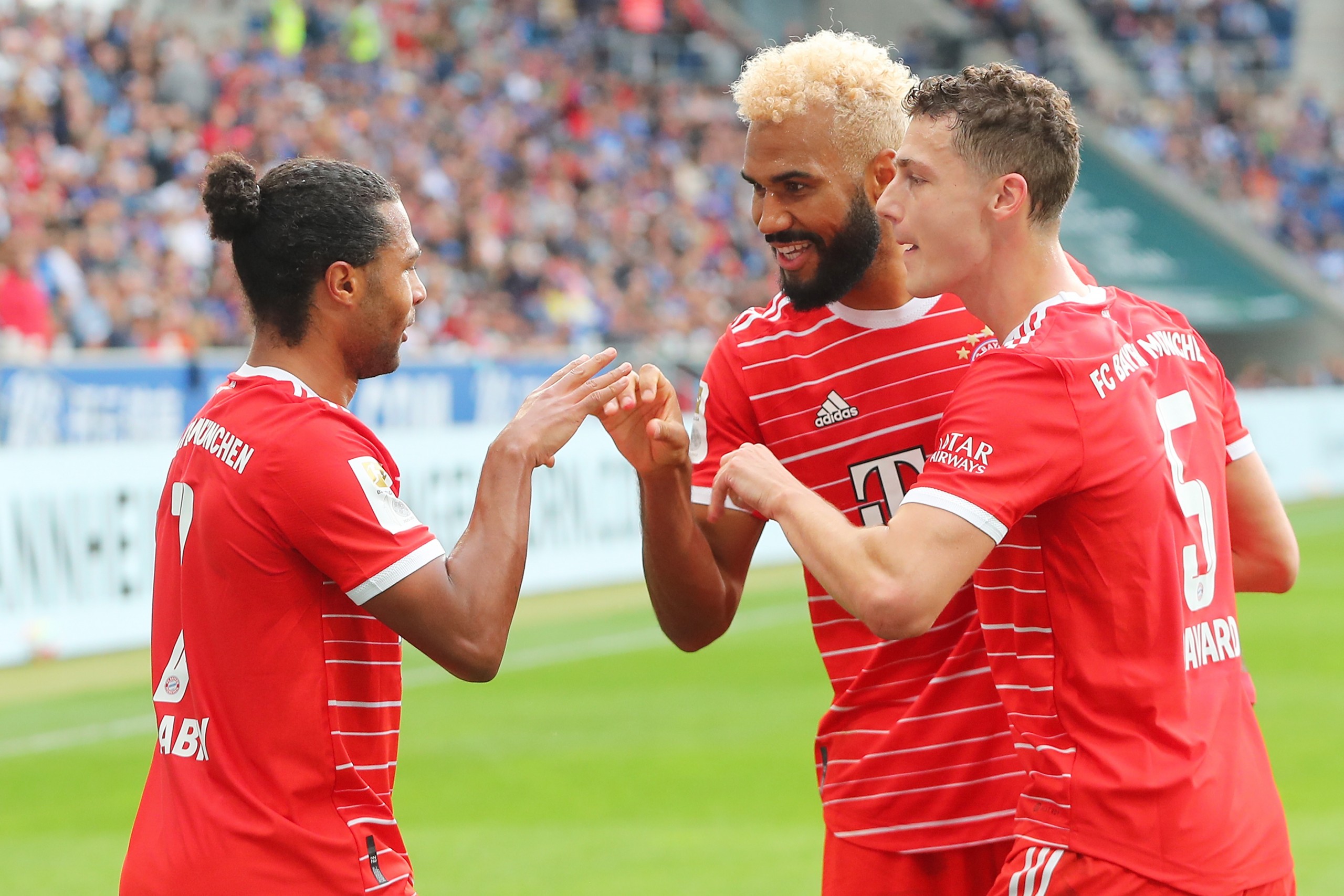 epa10258948 Munich's Eric Maxim Choupo-Moting (C) celebrates with team mates after scoring a goal during the German Bundesliga soccer match between 1899 Hoffenheim and FC Bayern Munich in Sinsheim, Germany, 22 October 2022.  EPA/THOMAS VOELKER CONDITIONS - ATTENTION: The DFL regulations prohibit any use of photographs as image sequences and/or quasi-video.