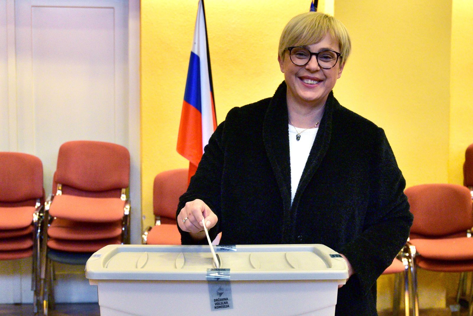 epa10260468 Independent candidate Natasa Pirc Musar casts her ballot at a polling station during the Slovenian presidential elections in Radomlje, Slovenia, 23 October 2022.  EPA/IGOR KUPLJENIK